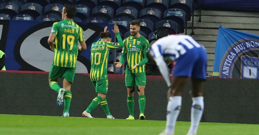  CD Tondela sofre goleada no Dragão - Jornal do Centro