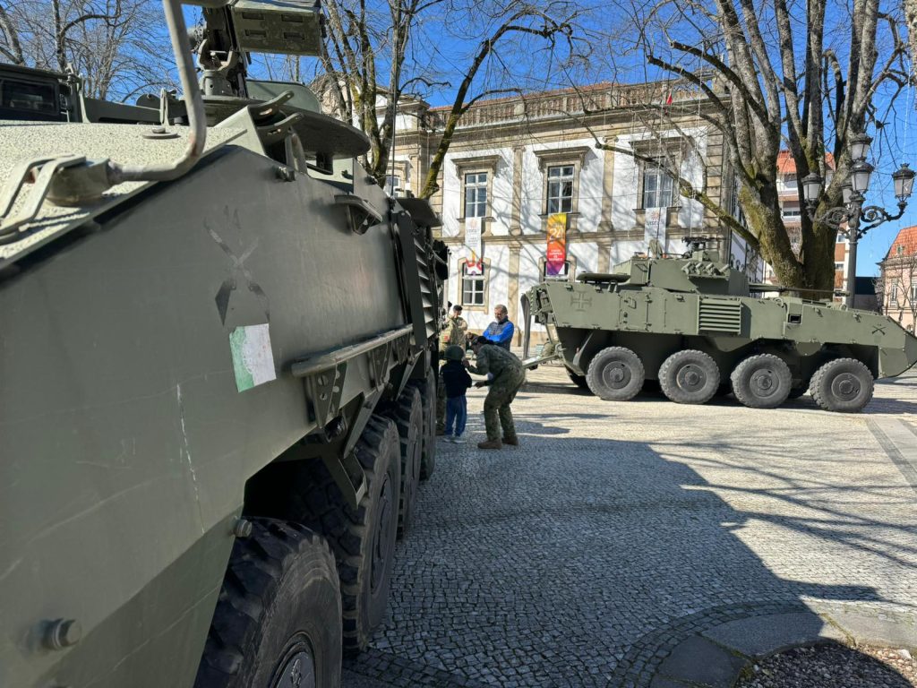  Militares de Viseu ‘tomam de assalto’ o Rossio para se darem a conhecer - Jornal do Centro