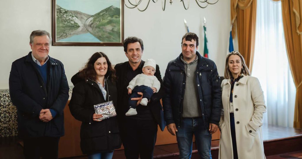  Famílias de S. João da Pesqueira continuam a receber apoios de natalidade - Jornal do Centro