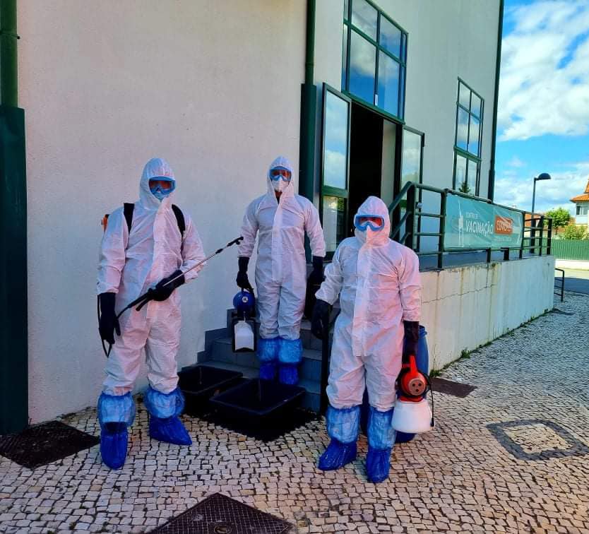  Bombeiros Voluntários de Tondela desinfetam centro de vacinação - Jornal do Centro