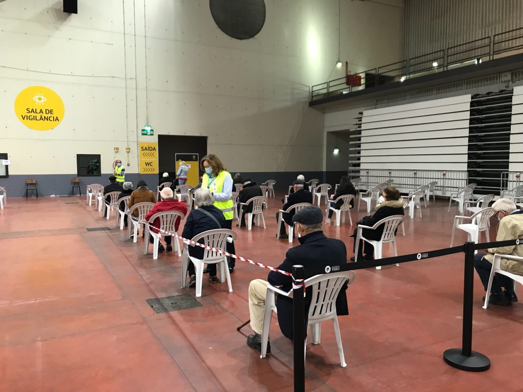  Centro de vacinação de Viseu com várias queixas de frio. Enfermeiros levam aquecedores - Jornal do Centro