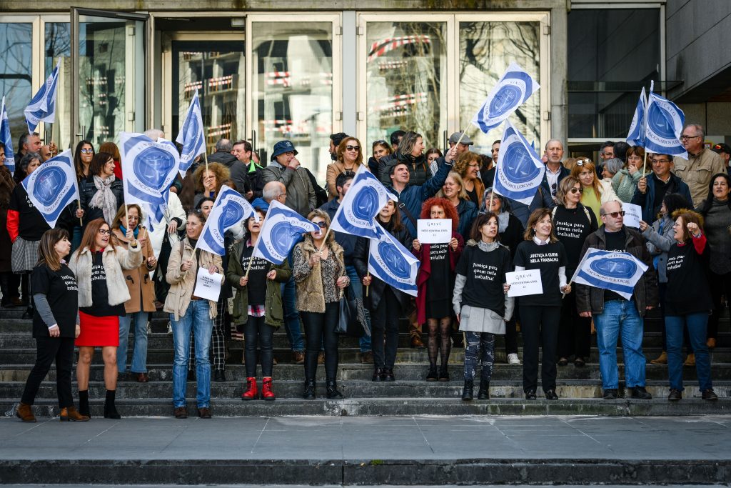  Funcionários judiciais em protesto à porta do Tribunal de Viseu - Jornal do Centro