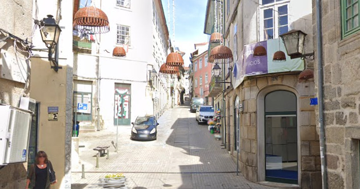  Cargas e descargas cortam Rua Augusto Hilário em Viseu - Jornal do Centro