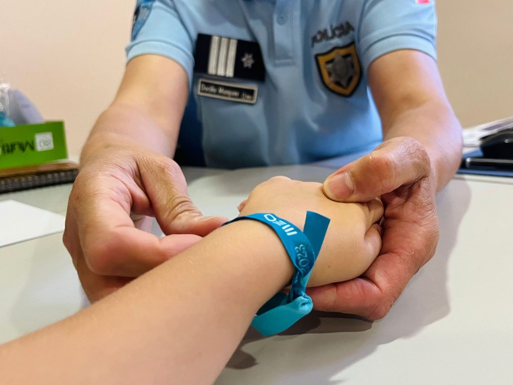  Há pulseiras que fazem a diferença e as da PSP já chegaram a 500 crianças do distrito de Viseu - Jornal do Centro