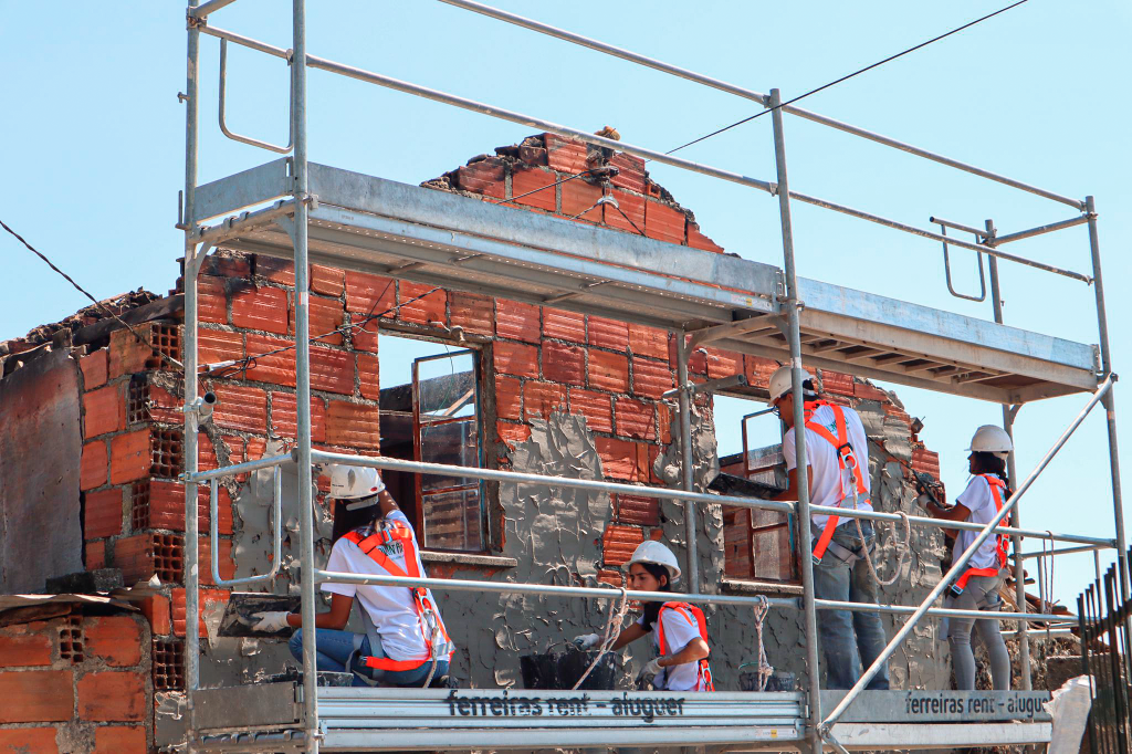  Voluntários reabilitam três casas em Tondela com a ajuda do município - Jornal do Centro
