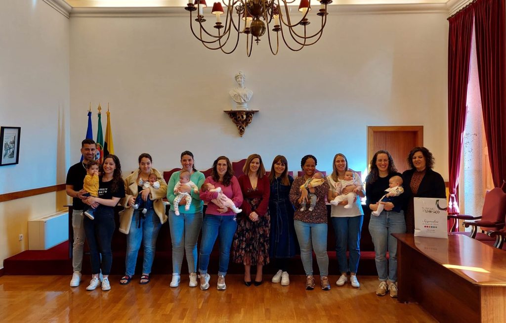  Cheques-bebé entregues a oito famílias de Tabuaço - Jornal do Centro