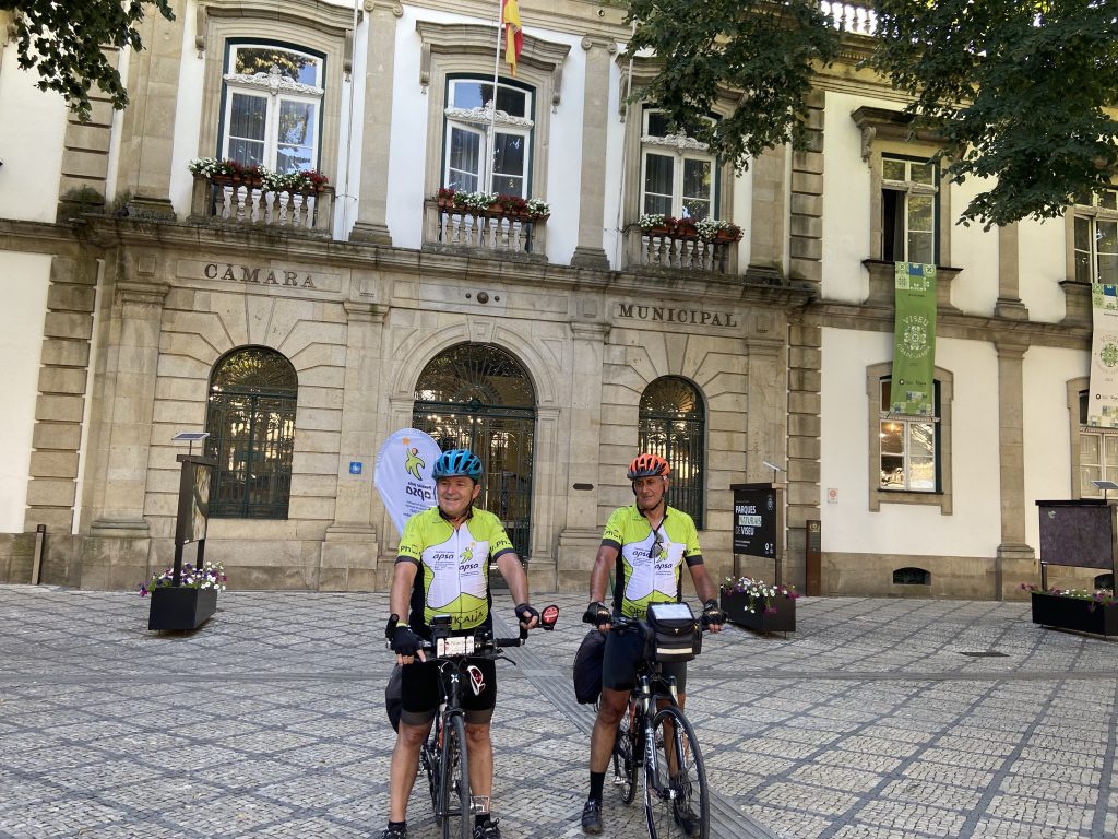  Ciclista chega a Viseu a caminho da Guarda em pedalada pelo Síndrome de Asperger - Jornal do Centro
