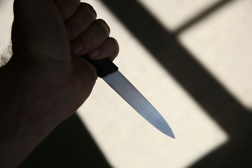  Mulher que esfaqueou marido impedida de se aproximar da vítima - Jornal do Centro