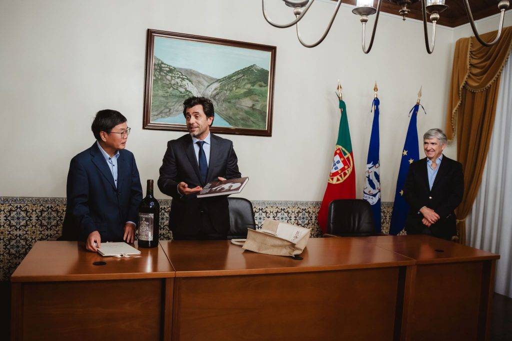  Embaixador da China visita São João da Pesqueira e propõe geminação - Jornal do Centro