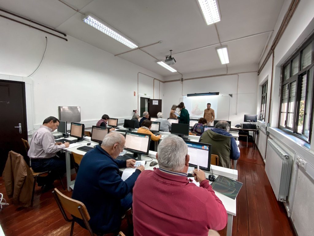  Seniores de Tondela aprendem a usar tecnologia em aulas gratuitas - Jornal do Centro