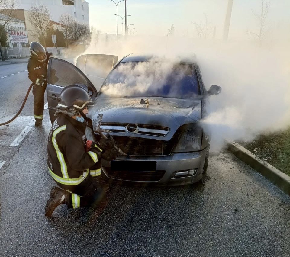  Carro incendeia-se e provoca caos no trânsito à entrada de Viseu - Jornal do Centro