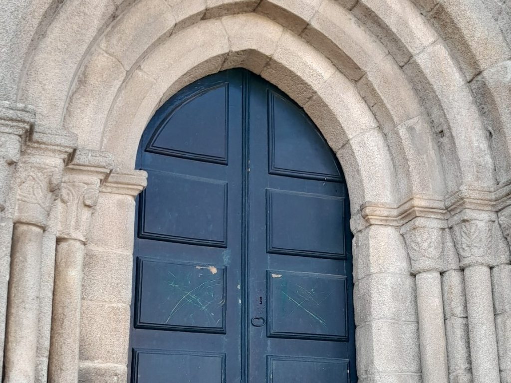  Portas riscadas e janelas partidas, Igreja de Tarouca alvo de vandalismo - Jornal do Centro