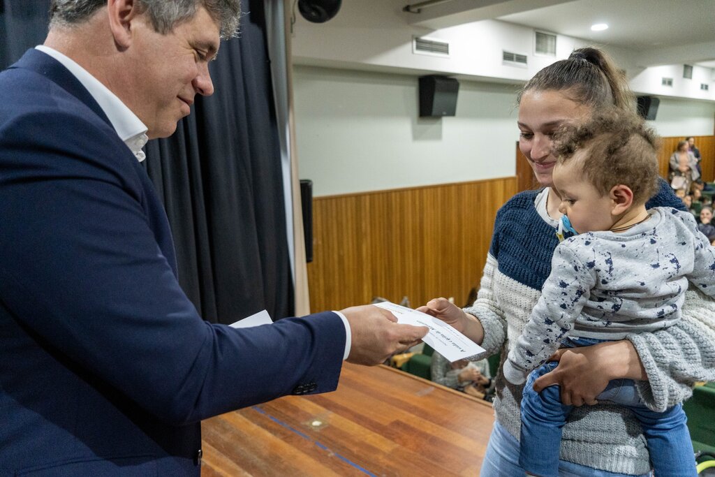  Famílias de Moimenta da Beira recebem cheques de natalidade - Jornal do Centro