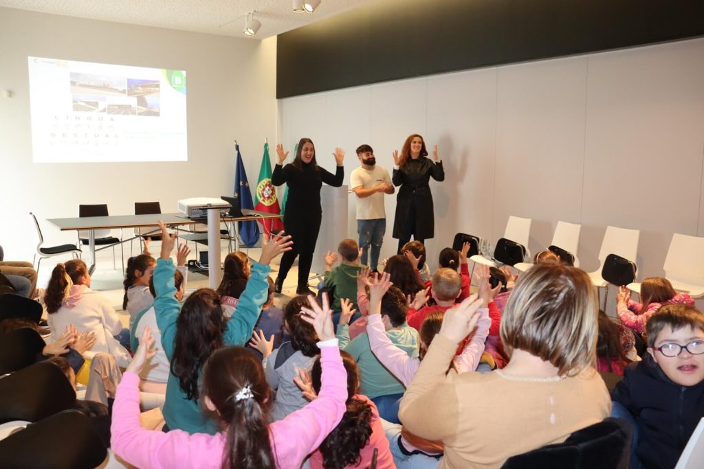  Cinfães vai ensinar língua gestual a alunos do 1.º ciclo - Jornal do Centro