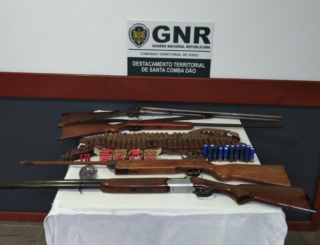 Apanhado com duas espingardas ilegais e mais de 100 cartuchos - Jornal do Centro