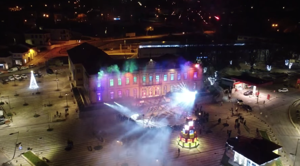  A árvore de Natal gigante de Moimenta da Beira - Jornal do Centro