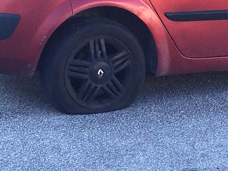  Mais de 20 carros apareceram com os pneus furados em bairro de Rio de Loba - Jornal do Centro