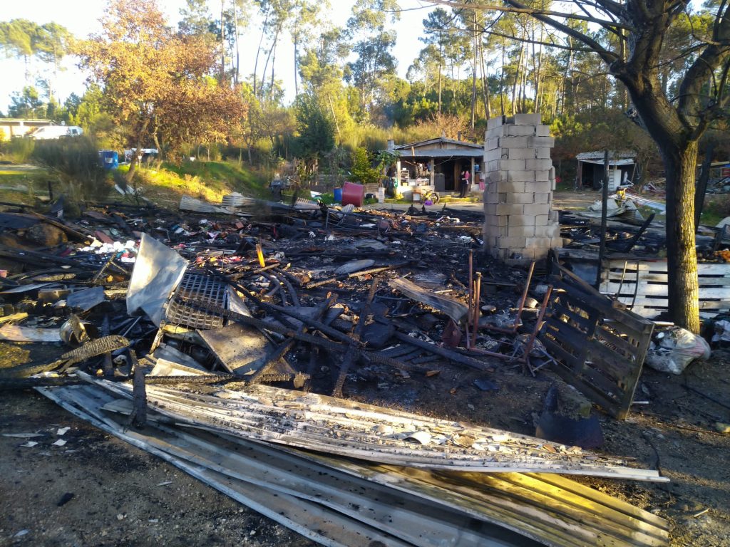  Família perde casa em incêndio - Jornal do Centro