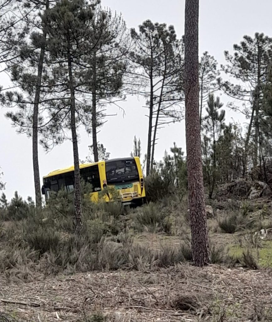  Autocarro do MUV roubado durante a noite e encontrado na serra do Crasto - Jornal do Centro