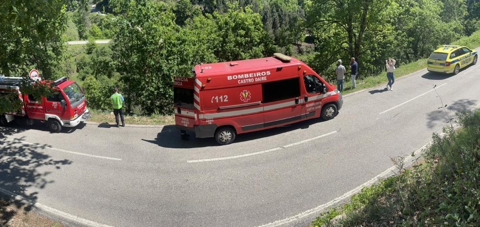  Condutora despista-se e cai em ravina de 10 metros