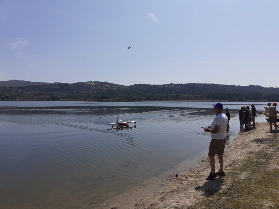  Hidroaviões sobrevoam a albufeira de Vilar em Moimenta da Beira - Jornal do Centro