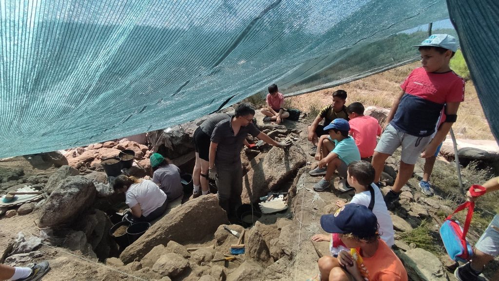  Arqueólogos reconstruíram estrutura tumular com três mil anos em Carregal do Sal - Jornal do Centro