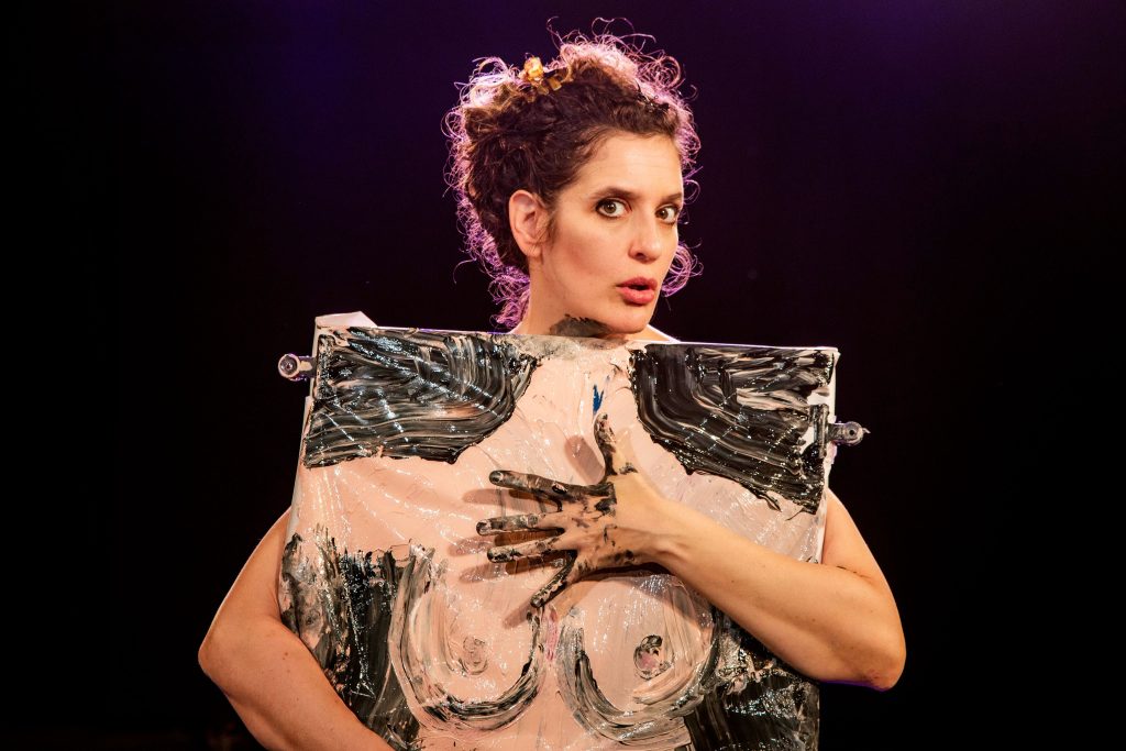  Artista israelita usa pintura e teatro para falar sobre família em Tondela - Jornal do Centro
