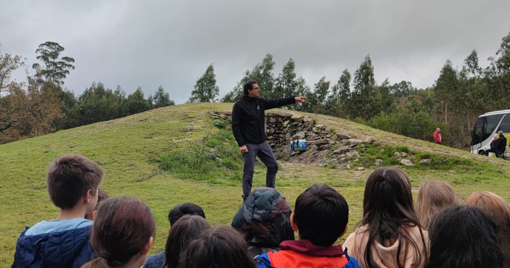  Crianças de Oliveira de Frades visitam monumentos arqueológicos - Jornal do Centro