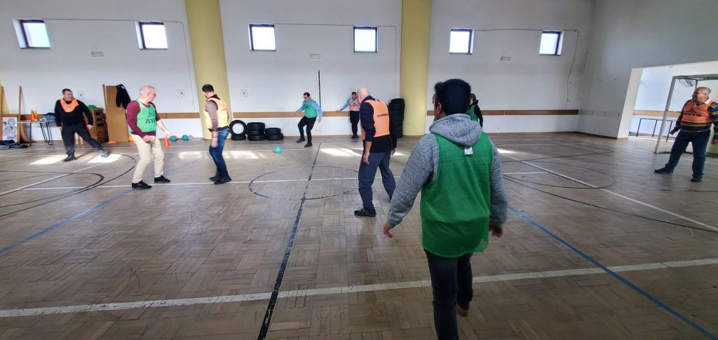  Agentes da PSP de Viseu mostram jeito para a bola e jogam futebol… “a andar”