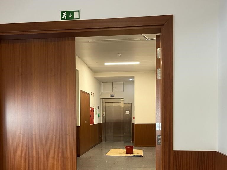  Chove no interior do Tribunal de Viseu. Obras precisam-se, diz comarca - Jornal do Centro