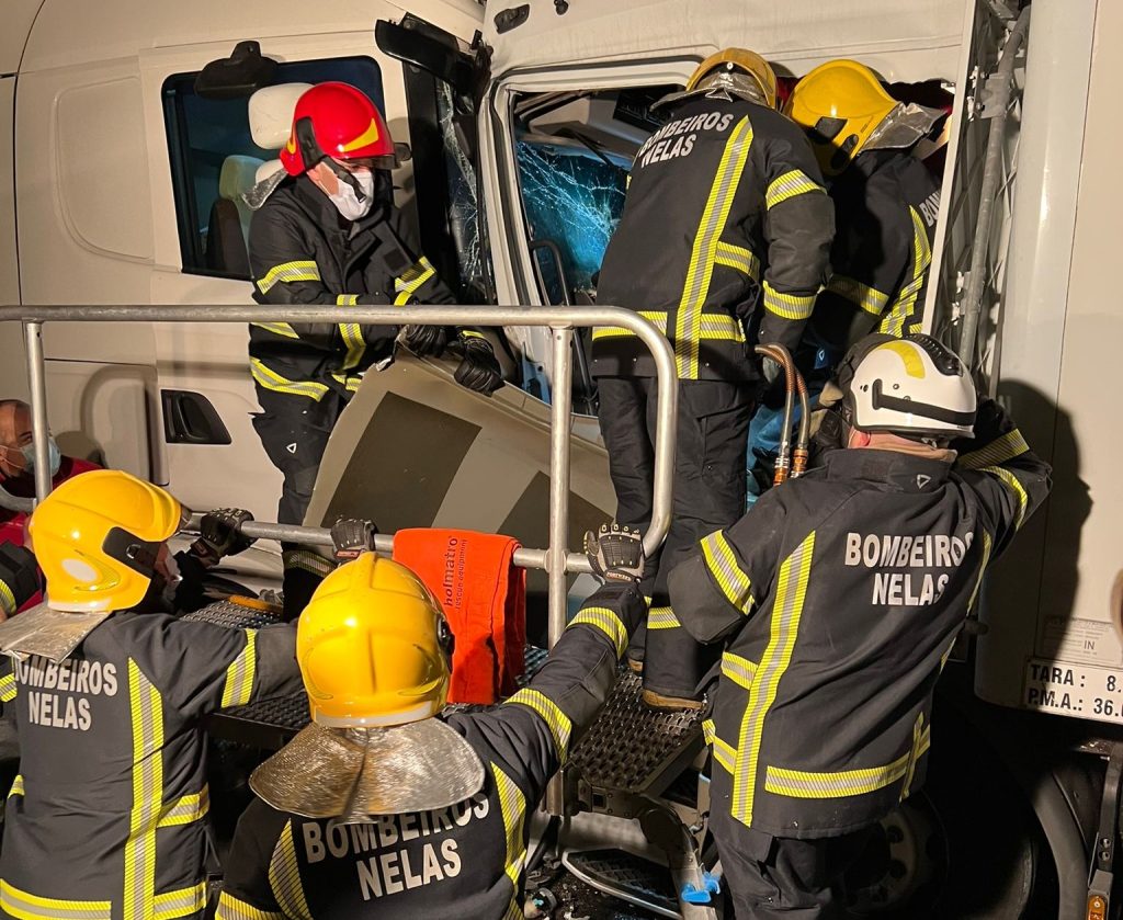  Nelas: Choque frontal deixa vítima encarcerada durante várias horas - Jornal do Centro