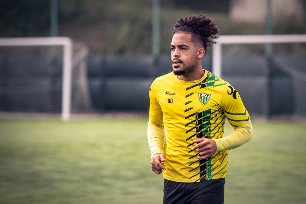  Telmo Arcanjo do Tondela sofre rotura de ligamento no joelho direito - Jornal do Centro