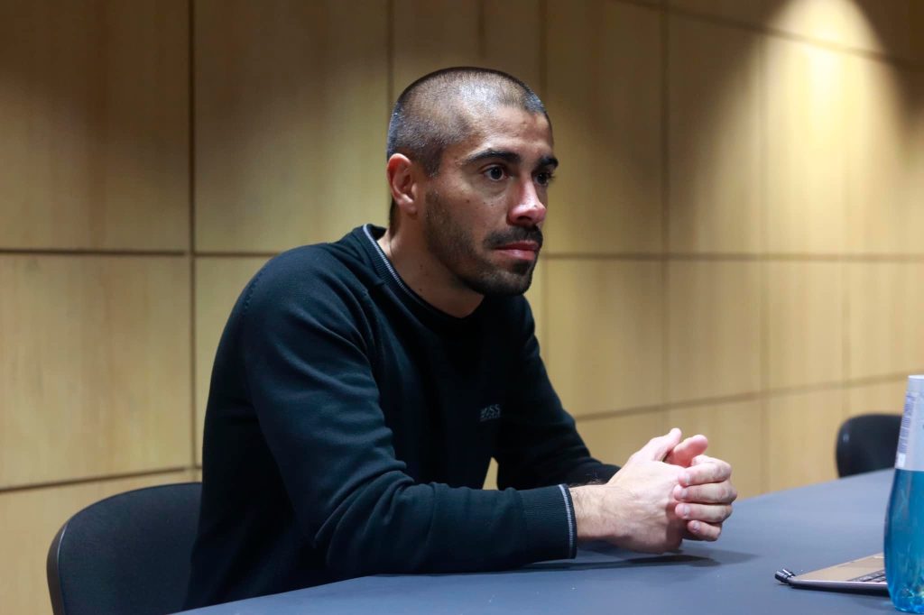  Académico: Treinador “apertado” por adeptos na chegada a Viseu - Jornal do Centro