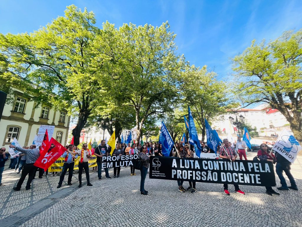  Duas centenas de professores manifestaram-se em Viseu - Jornal do Centro