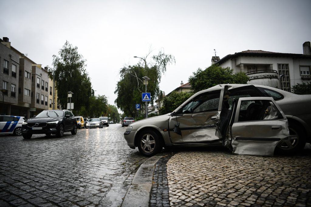  Acidente com dois feridos na Avenida Infante D. Henrique (Viseu) - Jornal do Centro