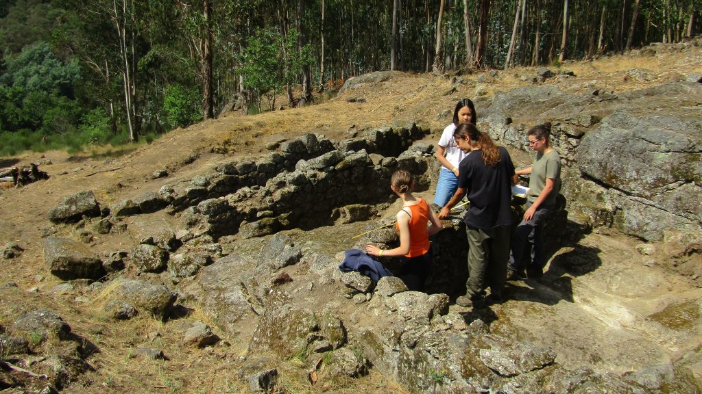  Por entre as ruínas do Castro dos Três Rios jovens estrangeiros tentam compreender a história de dois povos que afinal viveriam em paz - Jornal do Centro