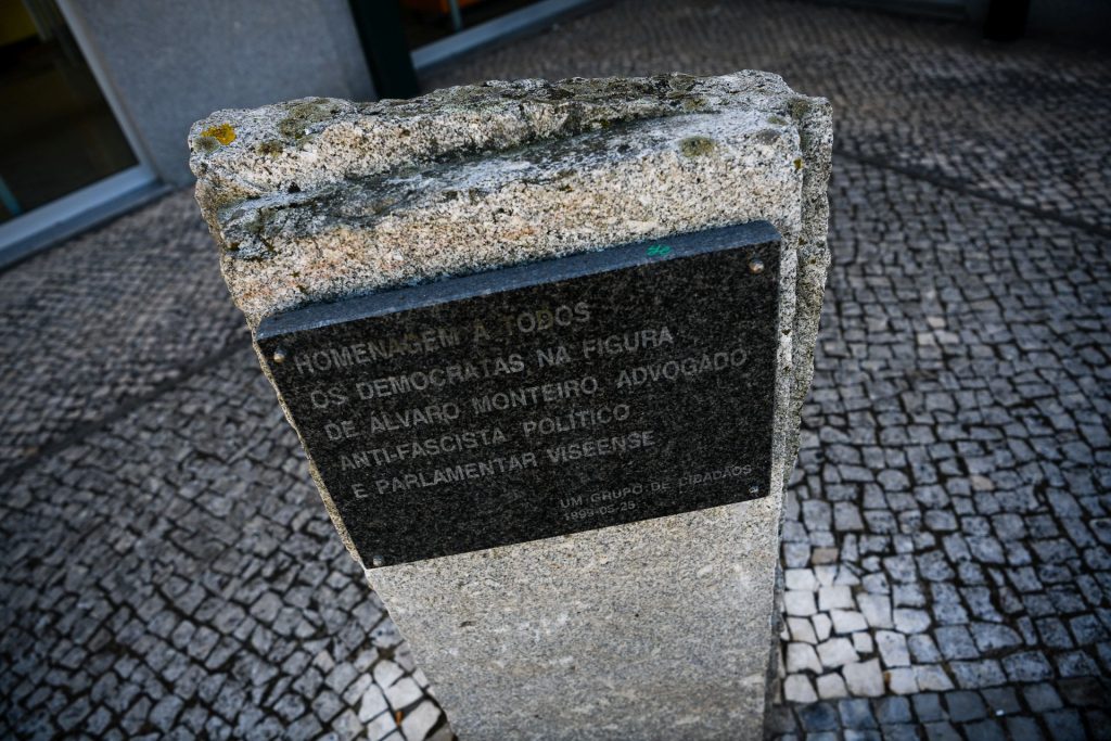  Viseu: já foi retirada placa no monumento a Álvaro Monteiro - Jornal do Centro