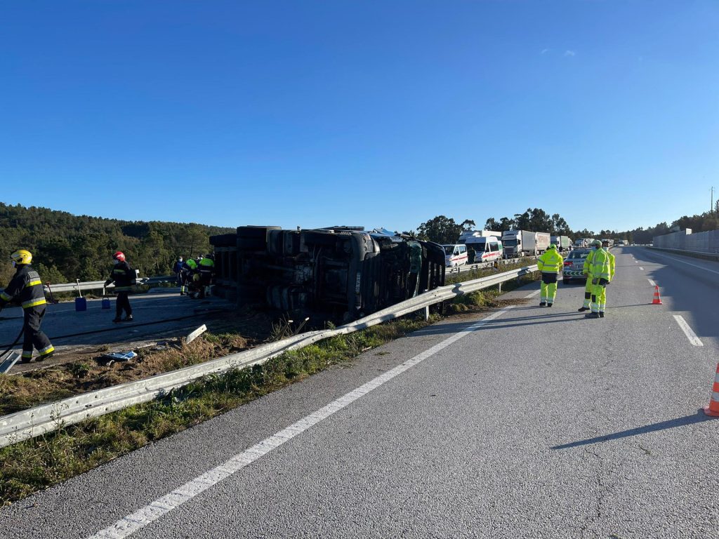  Capotamento na A25 com camião carregado de bagaço provoca ferido ligeiro - Jornal do Centro