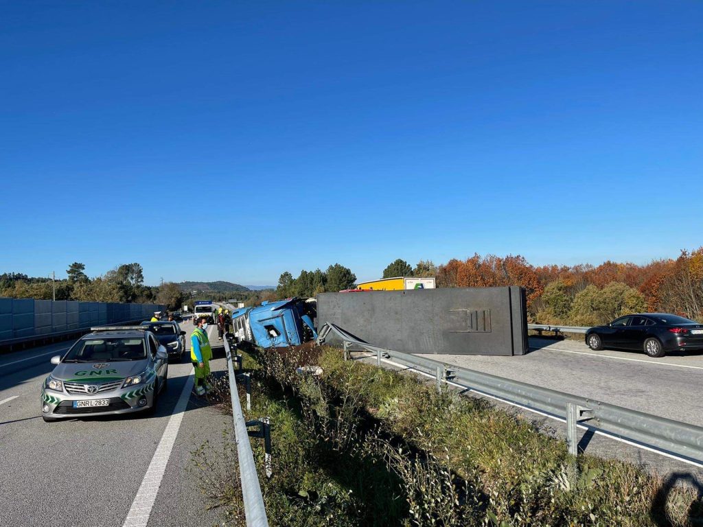  Reaberta via na A25 que estava fechada devido a um capotamento - Jornal do Centro