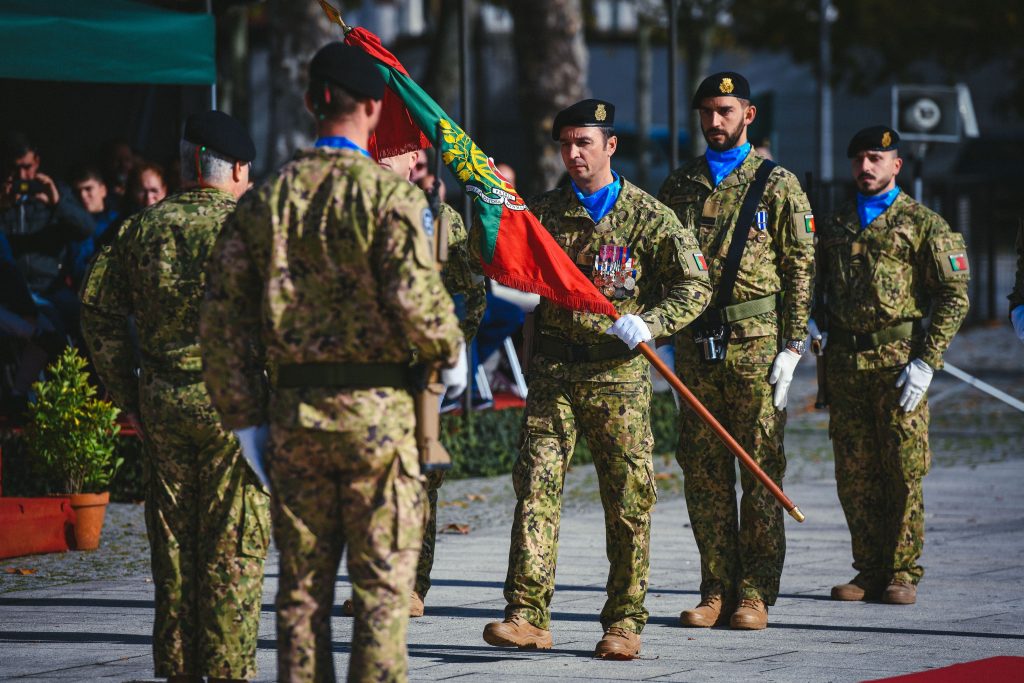  Exército: Estandarte que acompanhou militares em missão na Roménia entregue em Viseu - Jornal do Centro