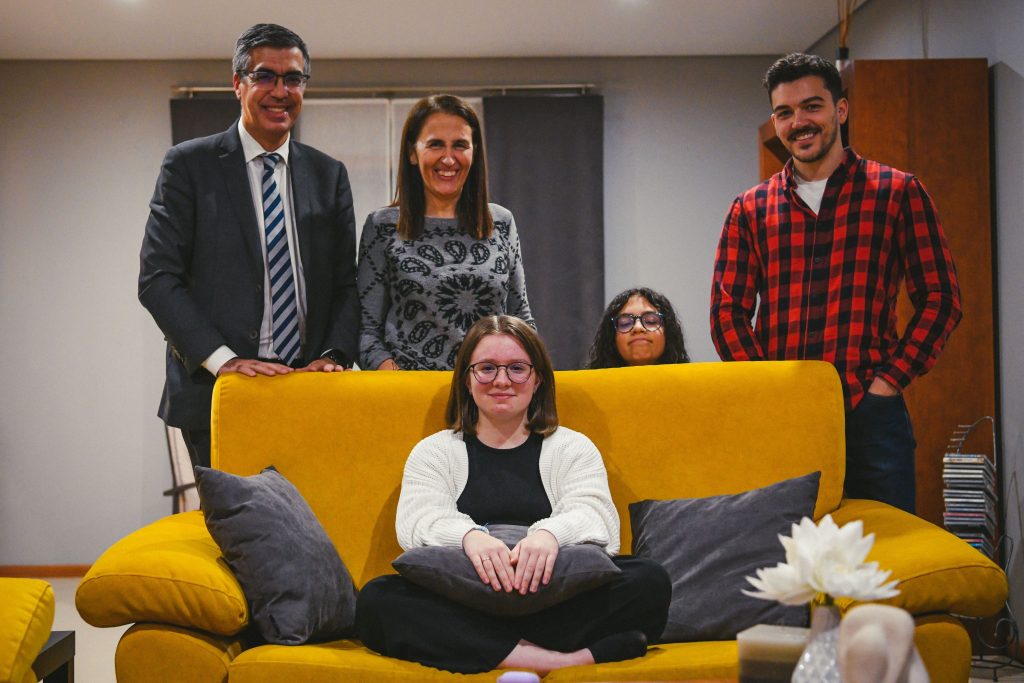  Duas famílias, duas jovens e um intercâmbio feliz - Jornal do Centro