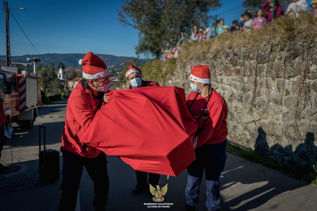  Bombeiros de Oliveira de Frades distribuem prendas às crianças do concelho - Jornal do Centro