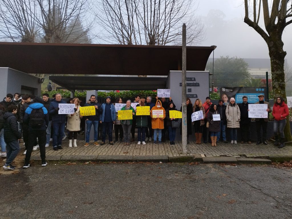  Greve fecha Agrupamento de Escolas Vouzela Campia - Jornal do Centro