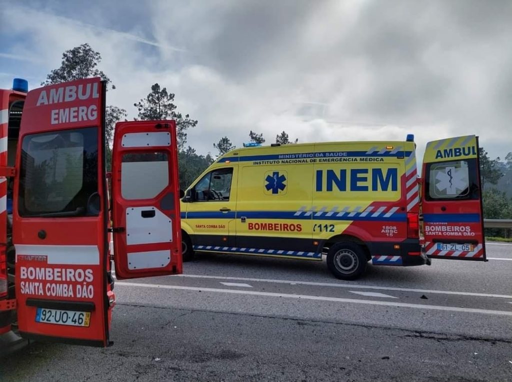  Ambulância dos Bombeiros de Santa Comba Dão foi sala de partos em pleno IP3 - Jornal do Centro