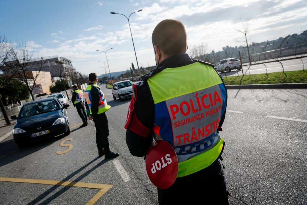  Polícias agredidos e injuriados por casal em Lamego - Jornal do Centro