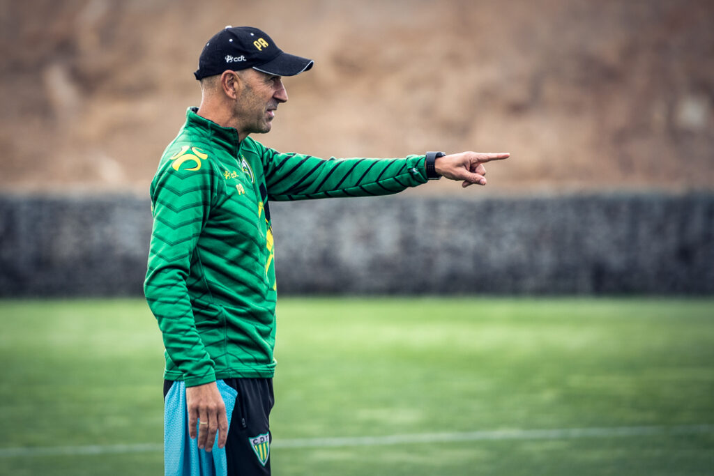  Treinador do Tondela assume “motivação máxima” para enfrentar Vitória de Guimarães - Jornal do Centro