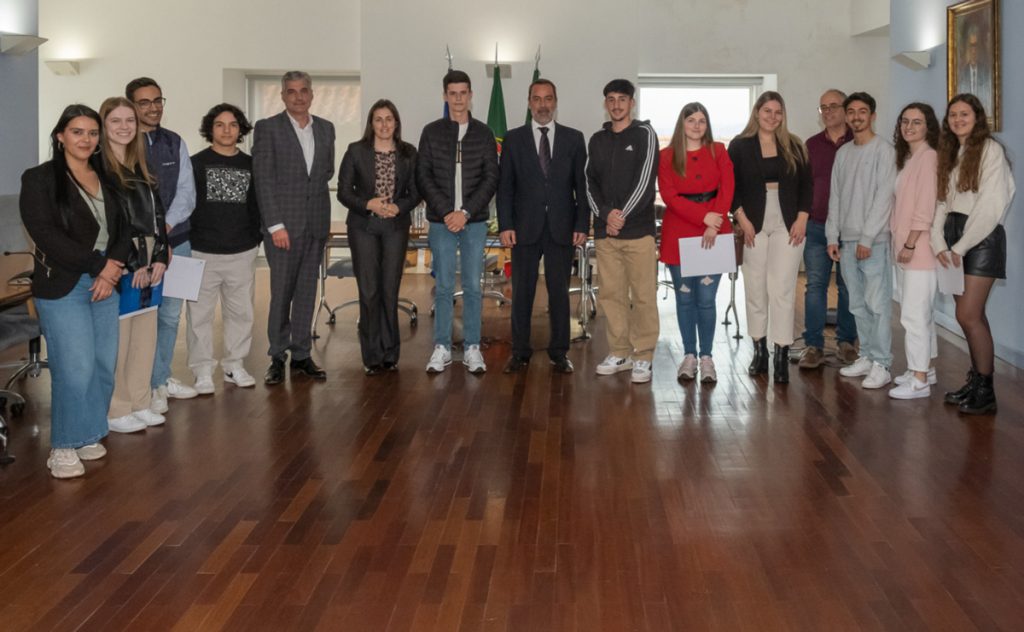  Alunos de Armamar recebem 43.500 euros em bolsas de estudo - Jornal do Centro