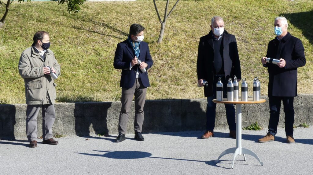  Águas do Planalto entrega oito mil garrafas para reduzir utilização de plásticos - Jornal do Centro