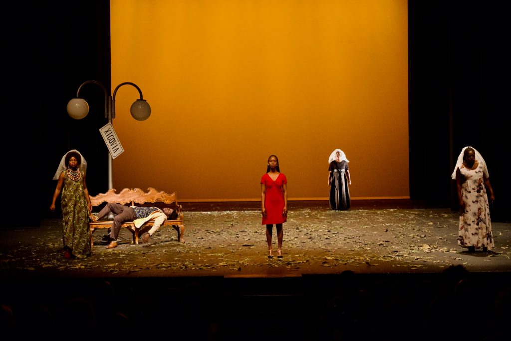  Mia Couto e José Eduardo Agualusa ‘em cena’ no Teatro Viriato - Jornal do Centro