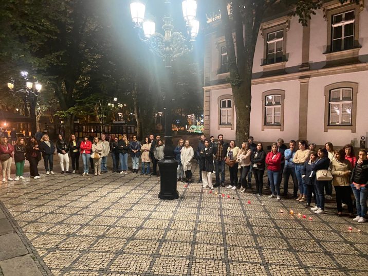  Professores fazem vigília contra o estado da educação - Jornal do Centro